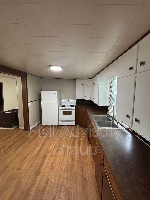 804 Holliday St - Photo 3 of 14