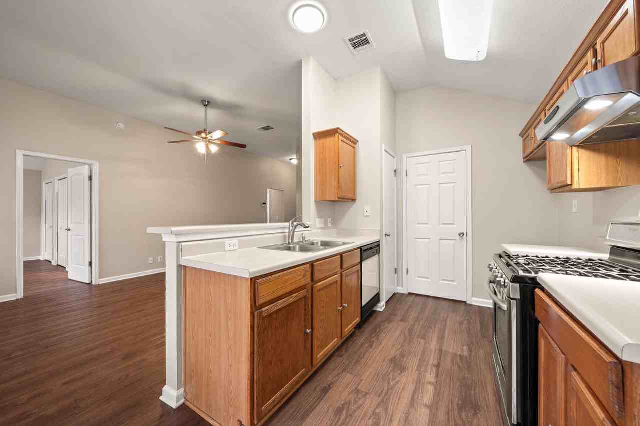 4904 Gnarled Oak Cove - Photo 4 of 34