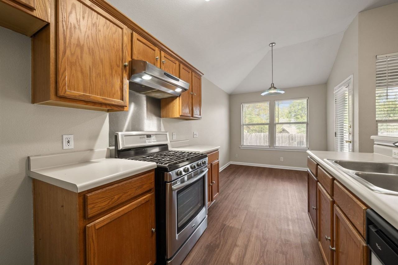 4904 Gnarled Oak Cove - Photo 5 of 34