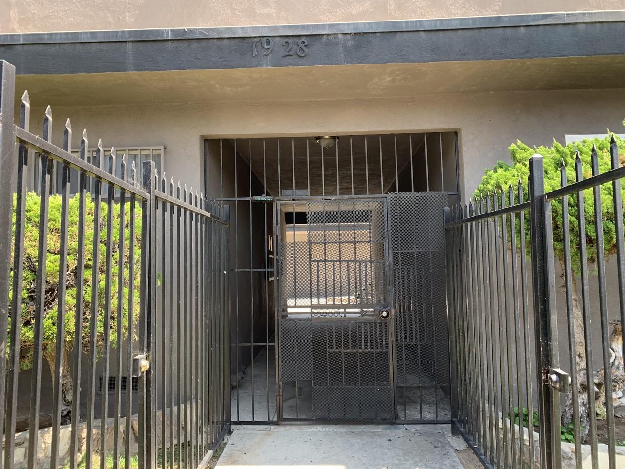 1928 S Mariposa Ave - Photo 3 of 6