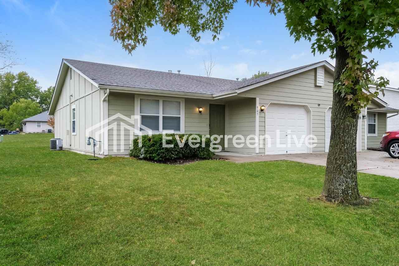 905 Hillcrest St - Photo 3 of 16