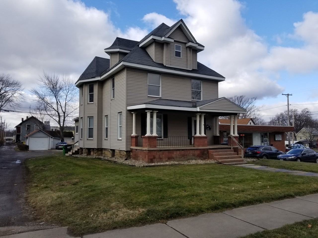 1015 S Arch Ave - Photo 2 of 11