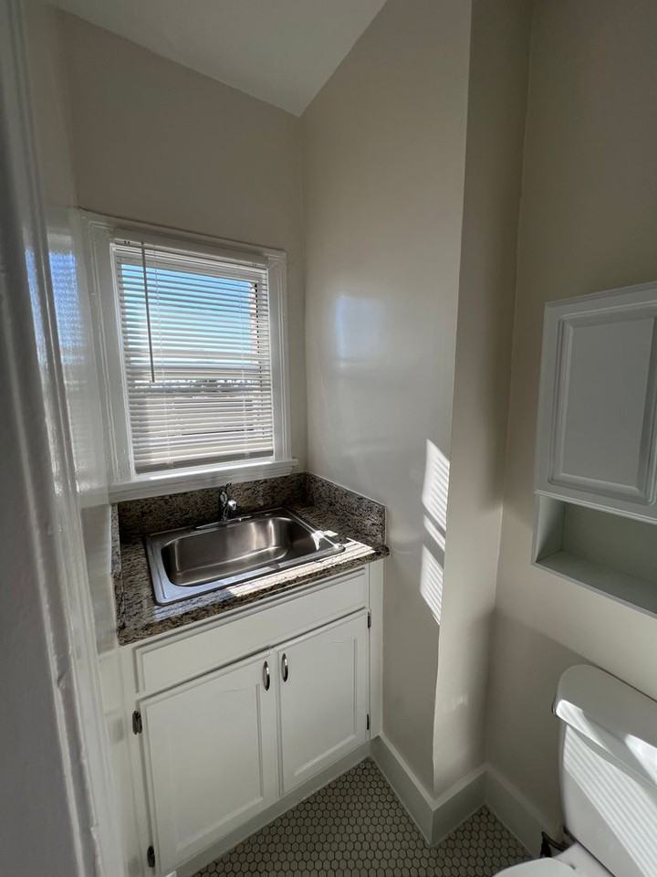 1626 N. Harvard Blvd. - Photo 5 of 31