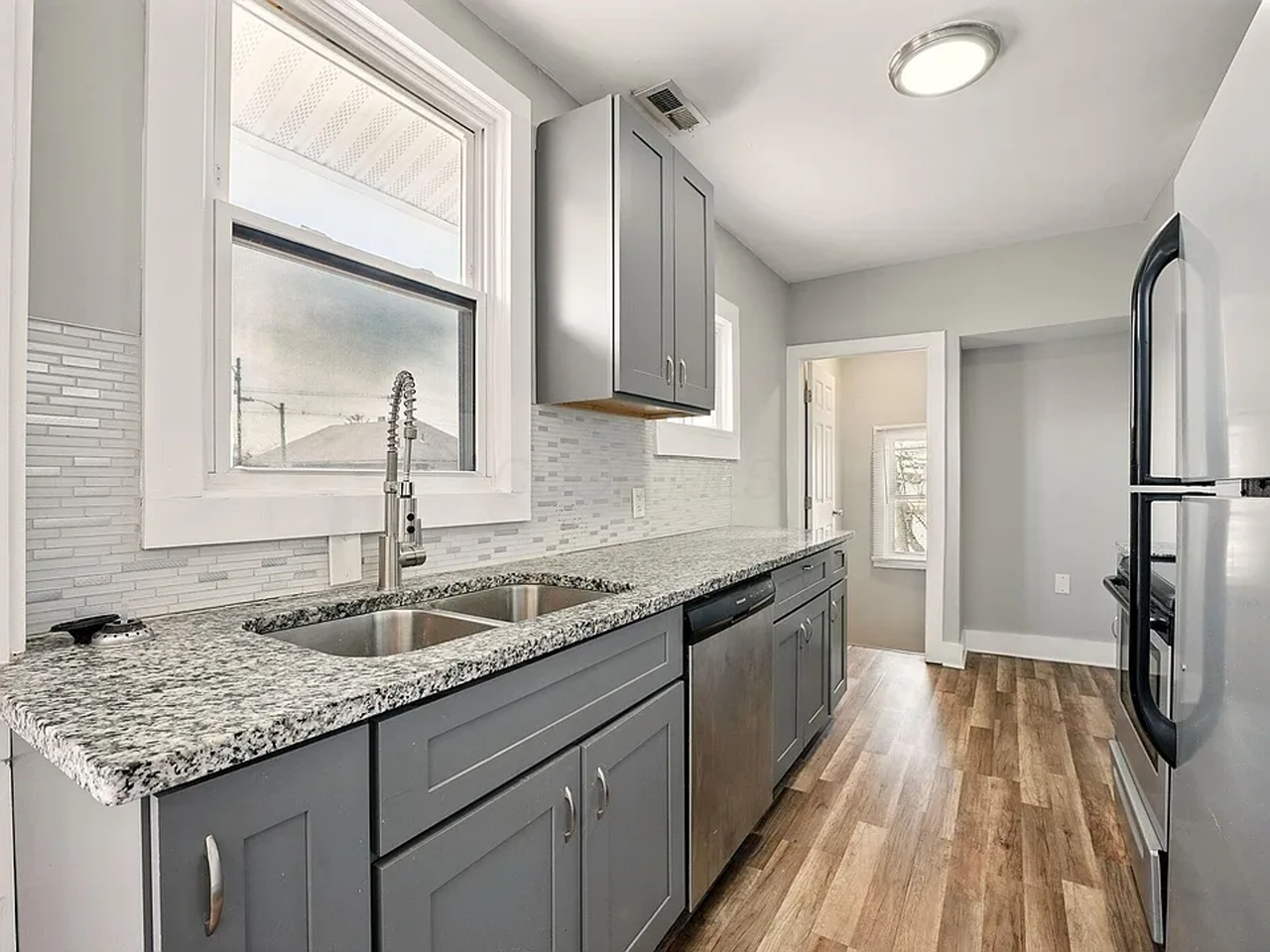 831-833 Lilley Ave - Photo 6 of 8