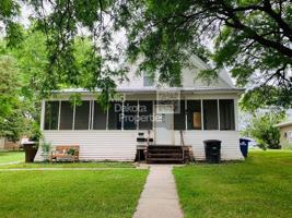 featured image of 915 W 4th Ave