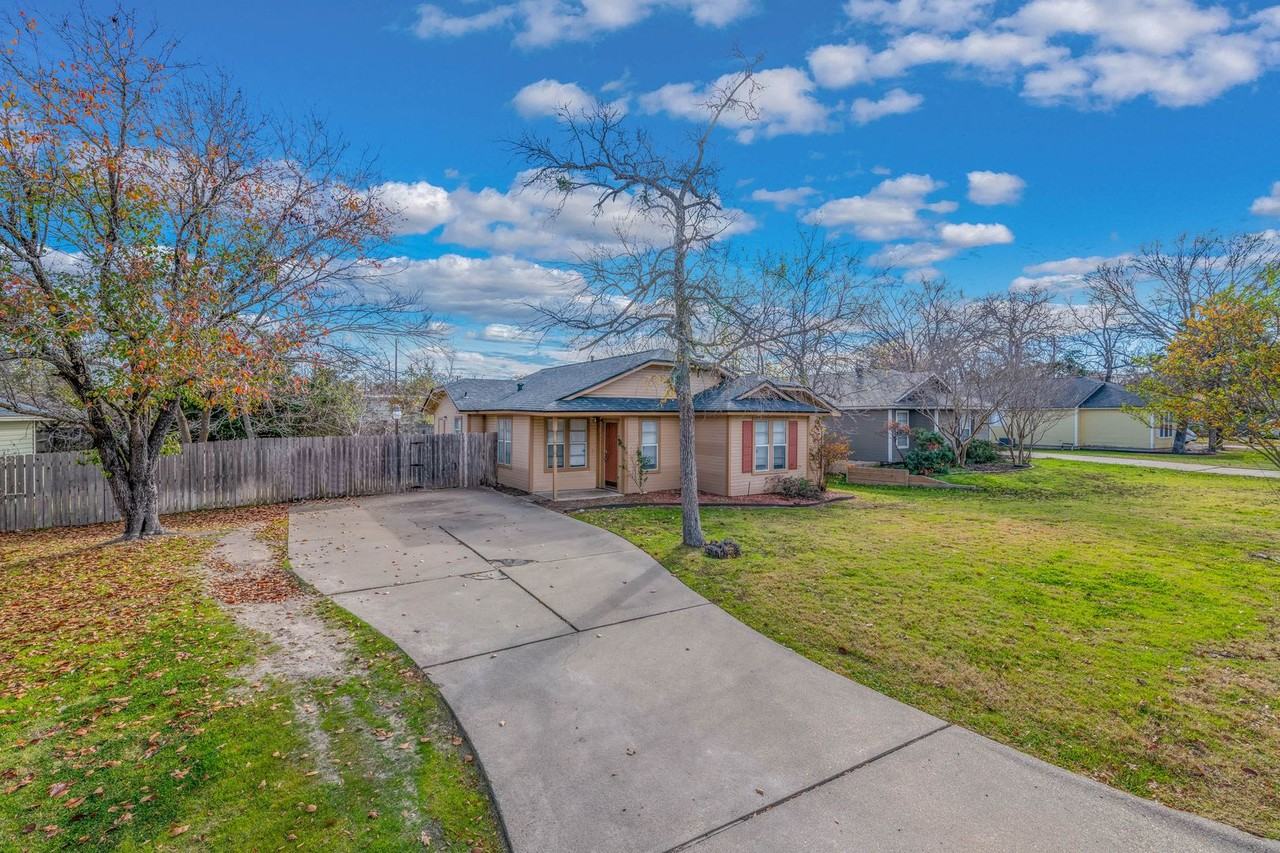 3206 Chapel Ct - Photo 2 of 19