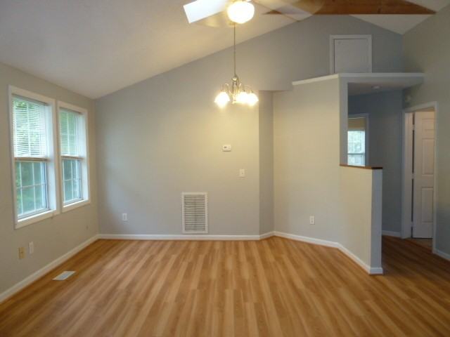 710 Edwards St - Photo 4 of 21