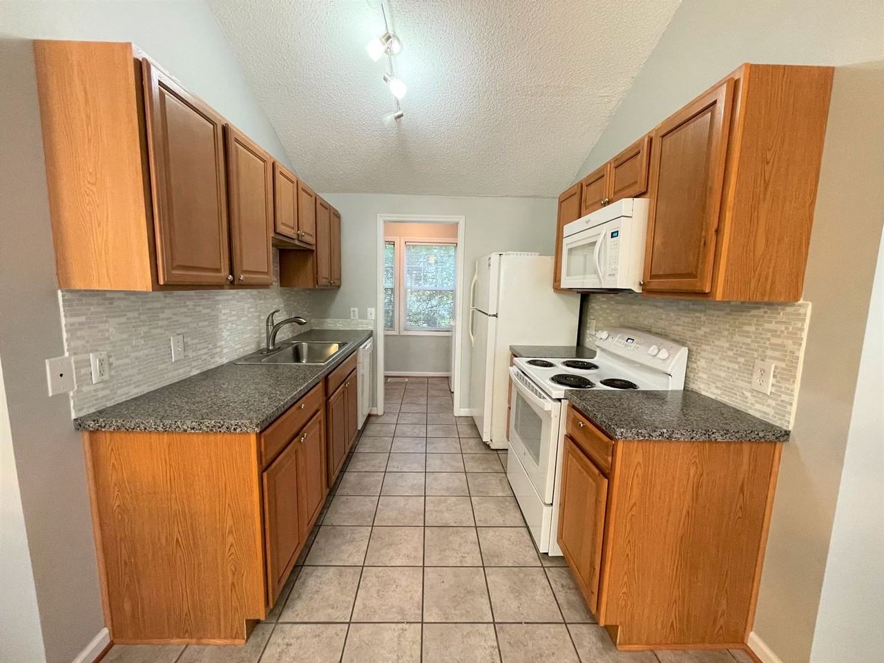 710 Edwards St - Photo 7 of 21