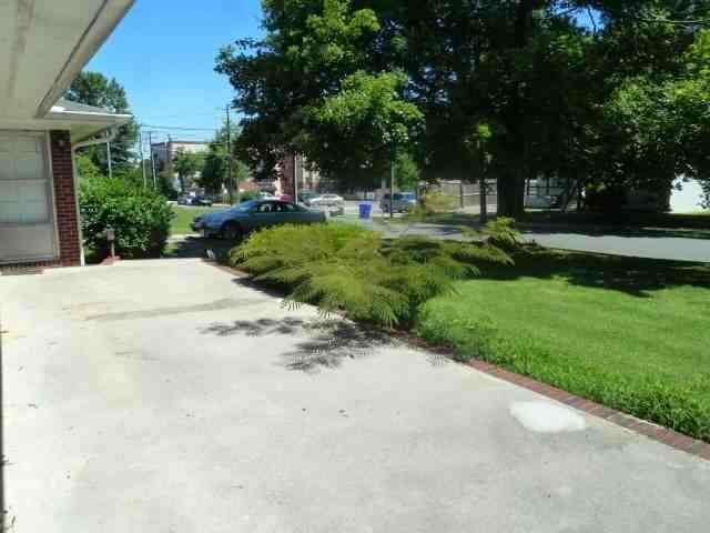 120 S Roberson St - Photo 3 of 27