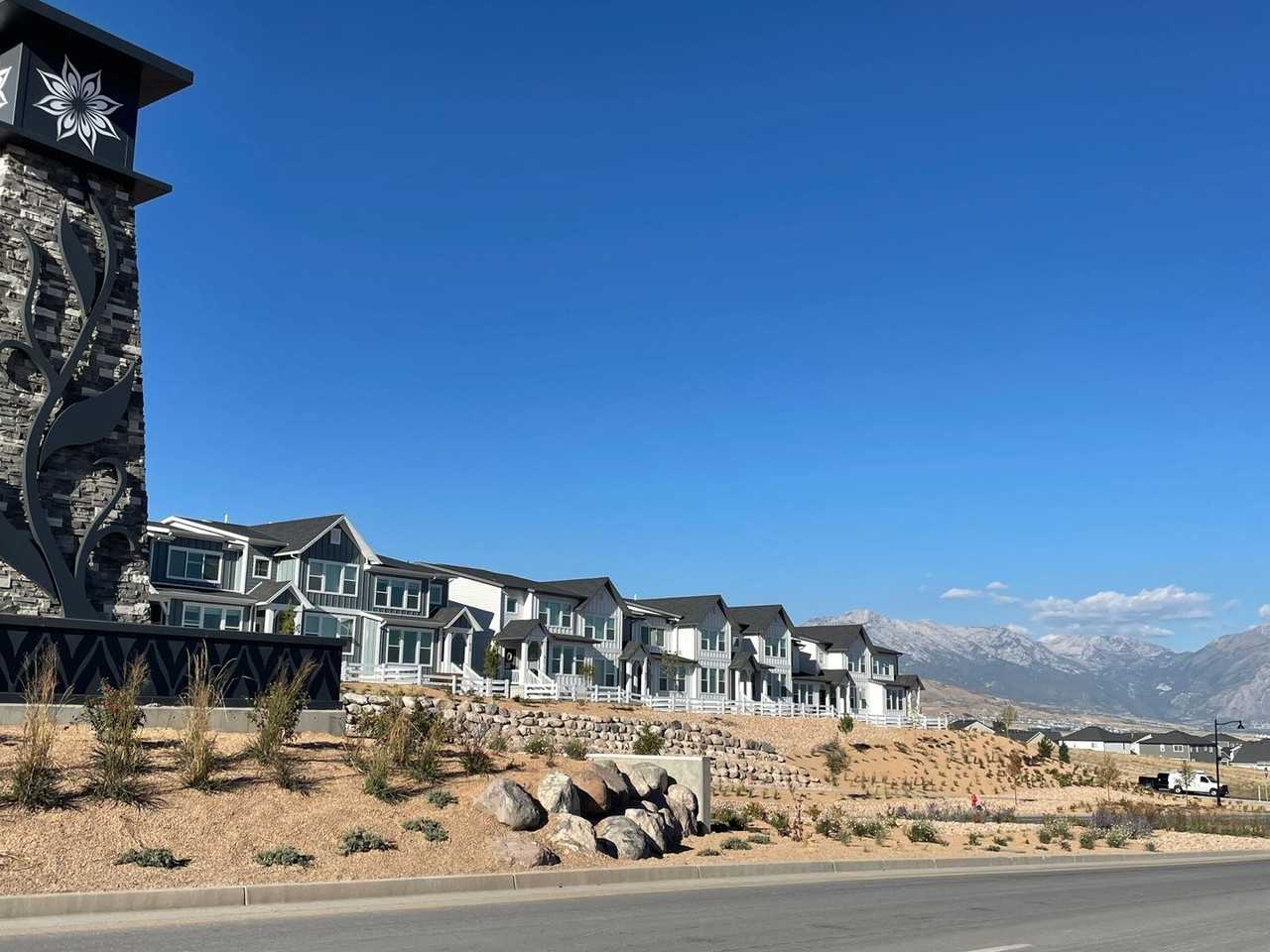 909 West Sunspear Drive - Photo 2 of 31