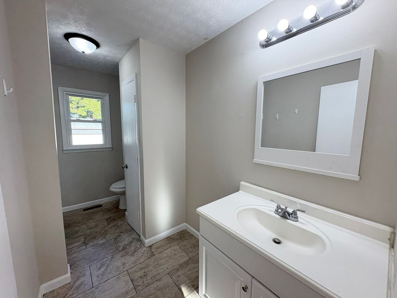 711 Grandview Dr - Photo 3 of 10