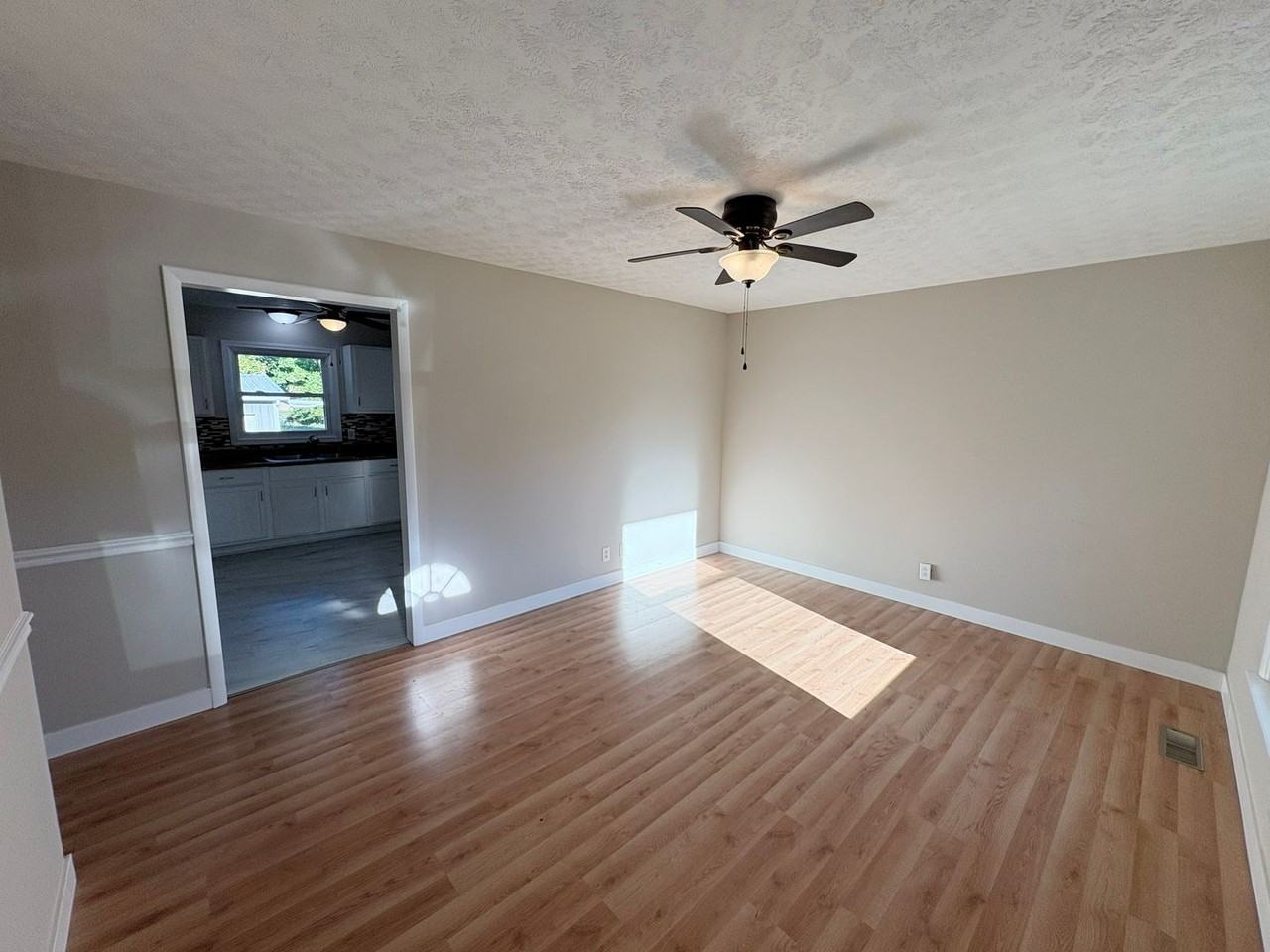 711 Grandview Dr - Photo 5 of 10