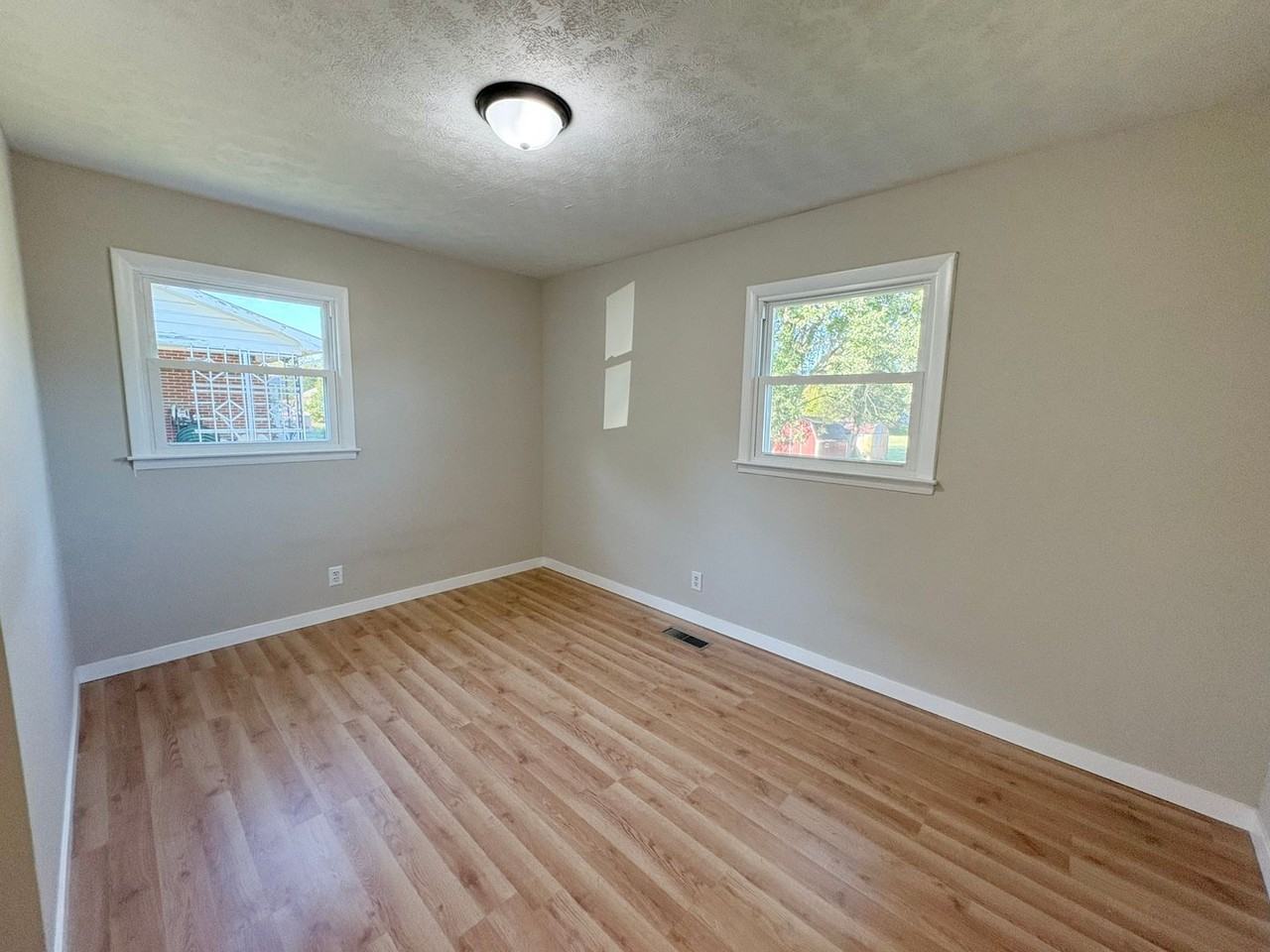 711 Grandview Dr - Photo 6 of 10