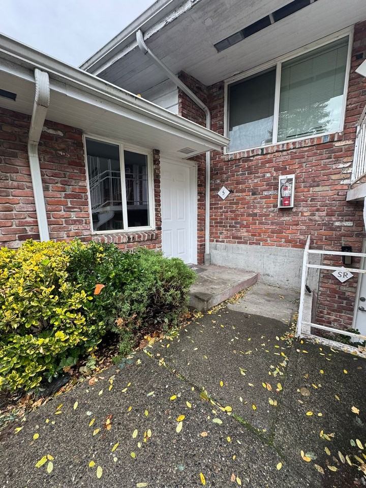 2625 Ne 9th Pl - Photo 2 of 4