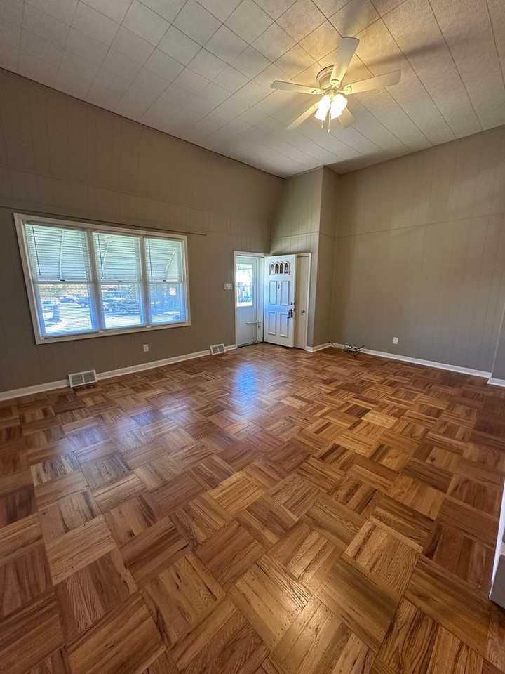 1548 Summit St - Photo 3 of 20
