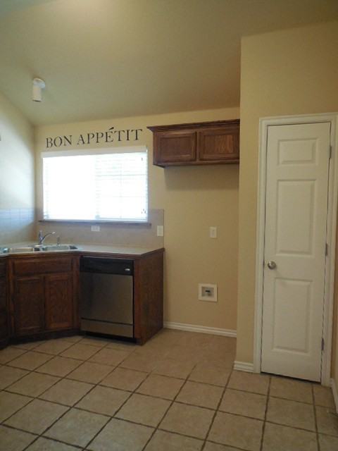 1421 Teakwood Dr - Photo 6 of 23