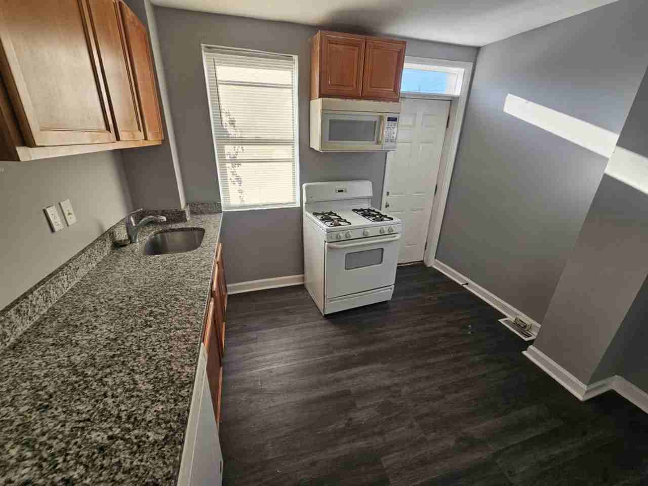 1349 Ward St - Photo 5 of 15