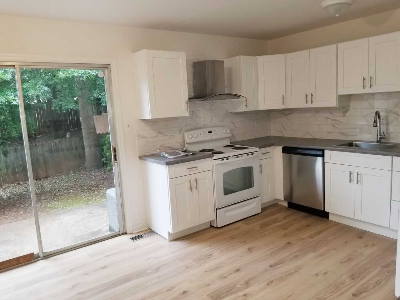 424 W Cadbury Dr - Photo 3 of 18