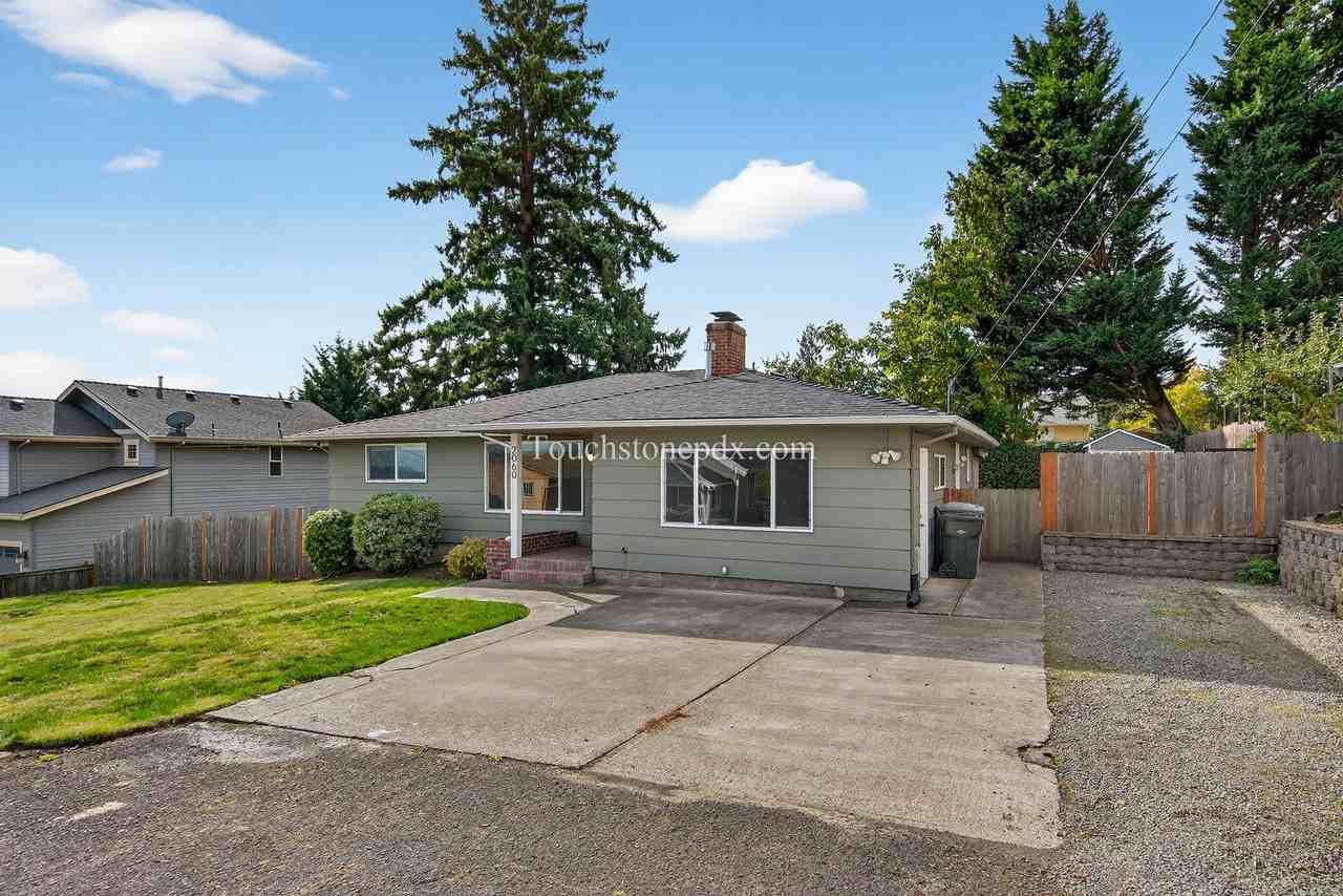 2060 Oak St - Photo 3 of 42