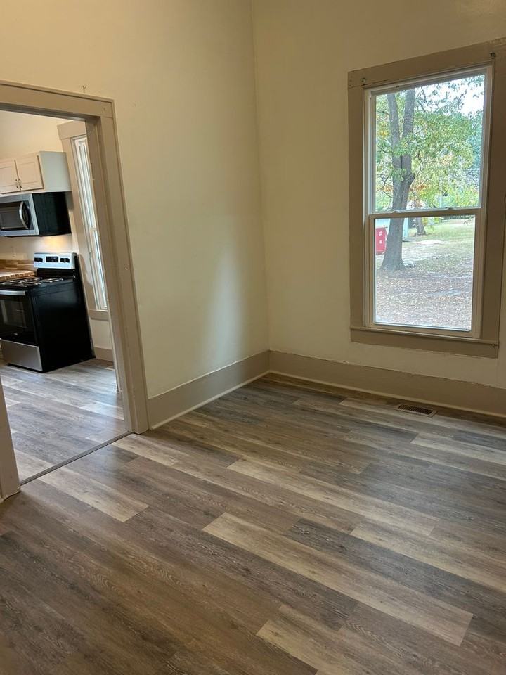 113 E Church St - Photo 3 of 7