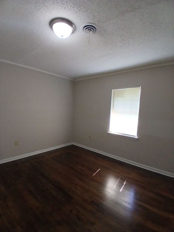 1917 Farrington St - Photo 7 of 9