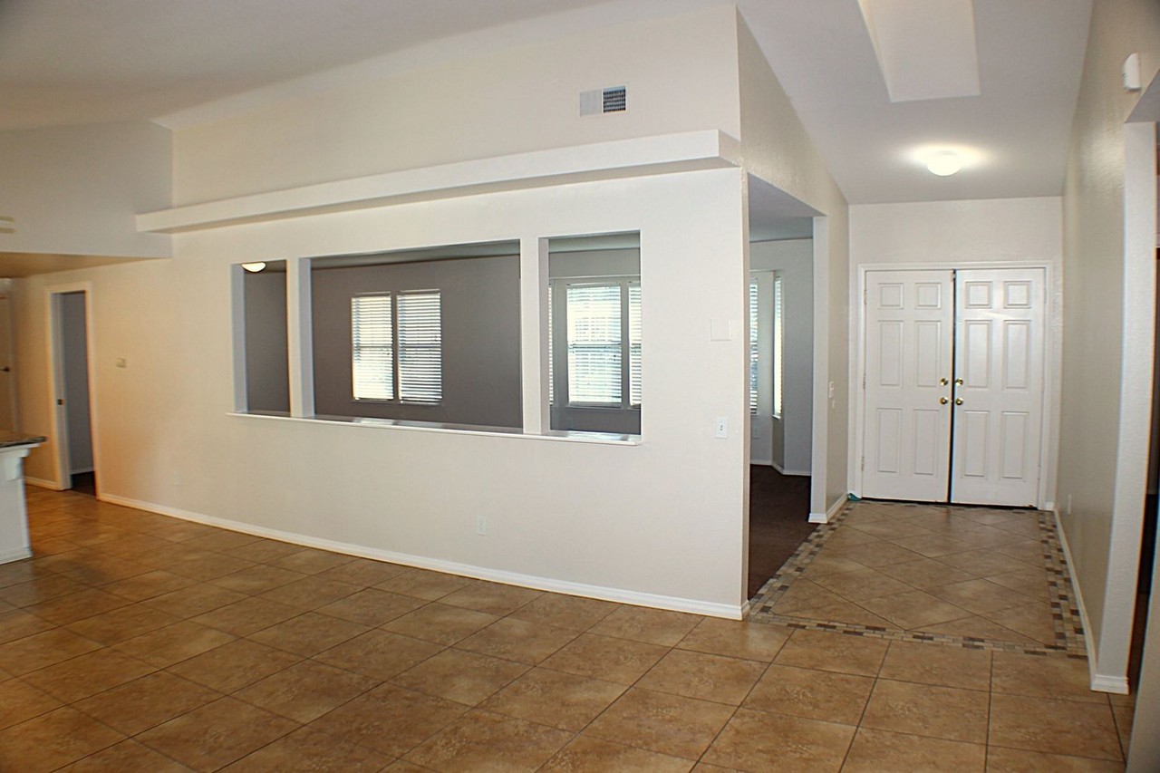 13669 Wilmot St - Photo 4 of 32