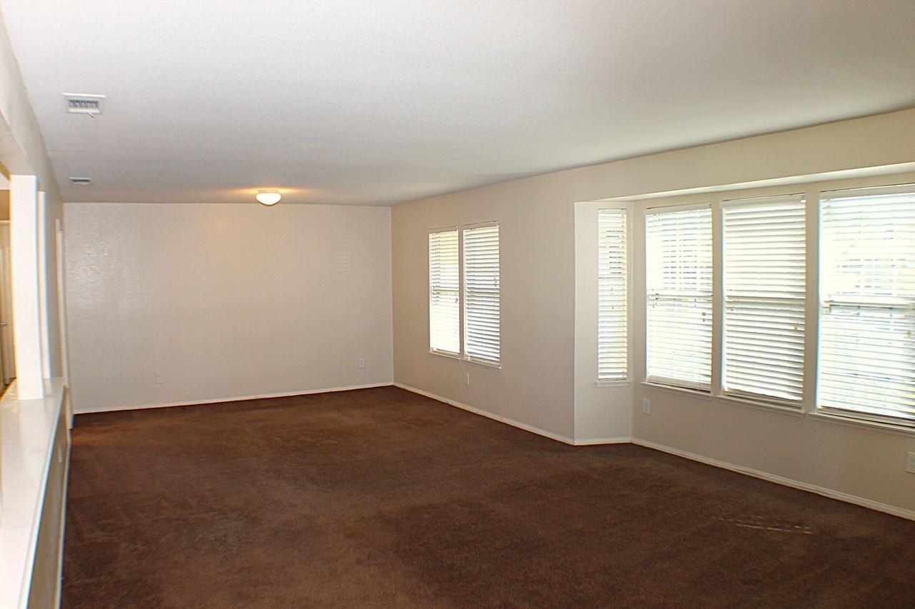 13669 Wilmot St - Photo 5 of 32