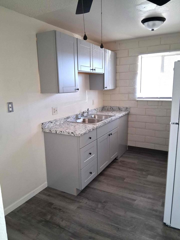 250 250 - Photo 3 of 12