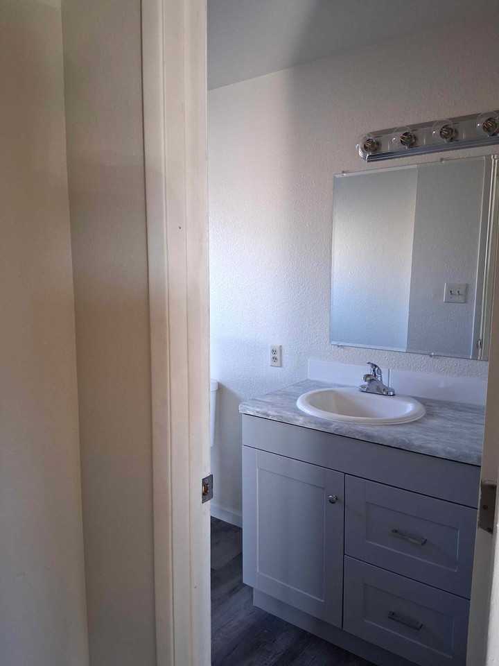 250 250 - Photo 5 of 12