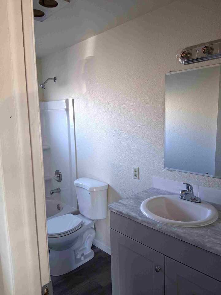 250 250 - Photo 2 of 12