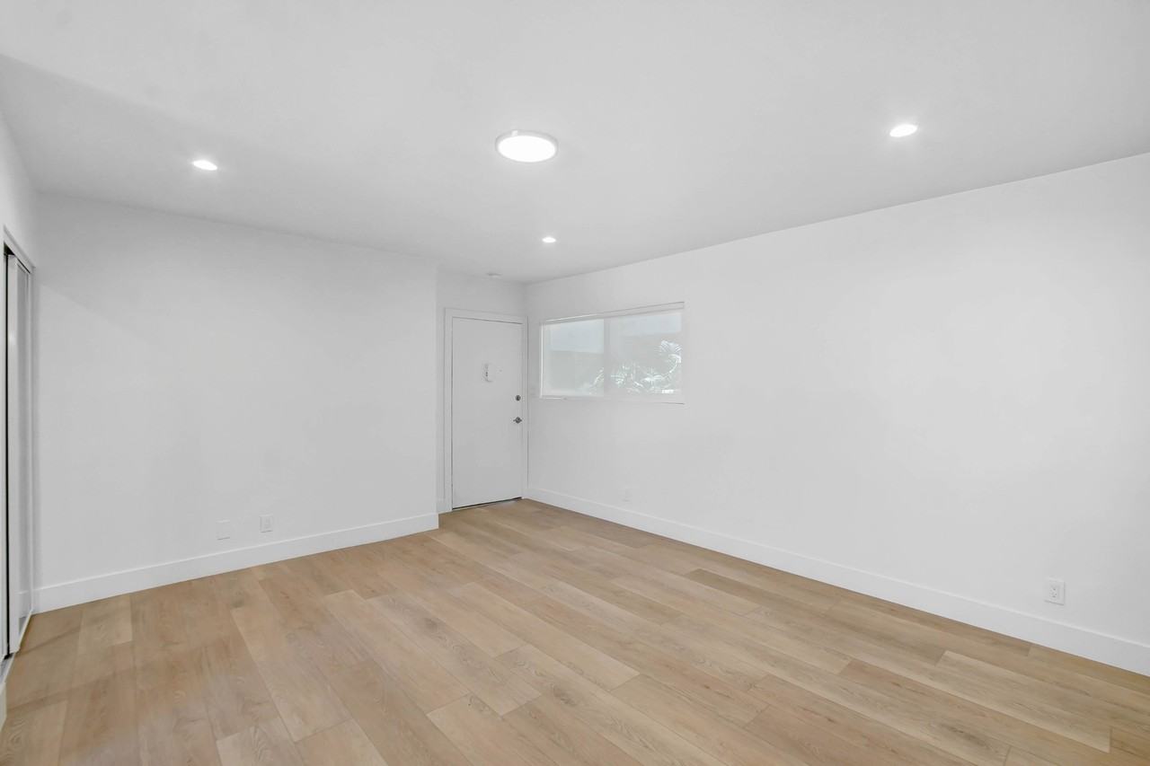 110 S Swall - Photo 2 of 37