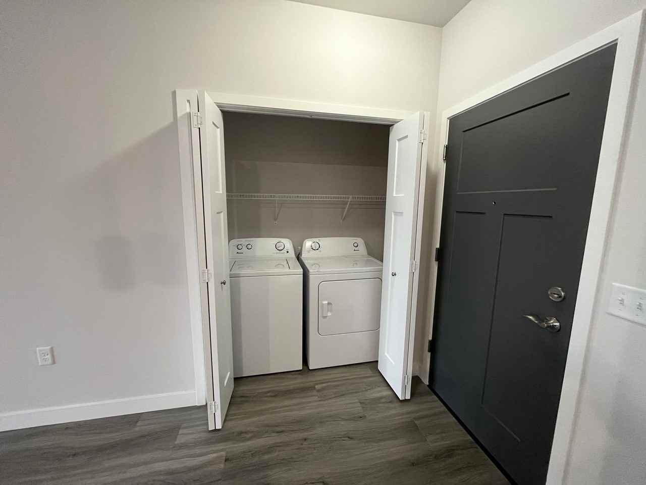 Cottage Grove Commons: 1400 N Windsor - Photo 2 of 10