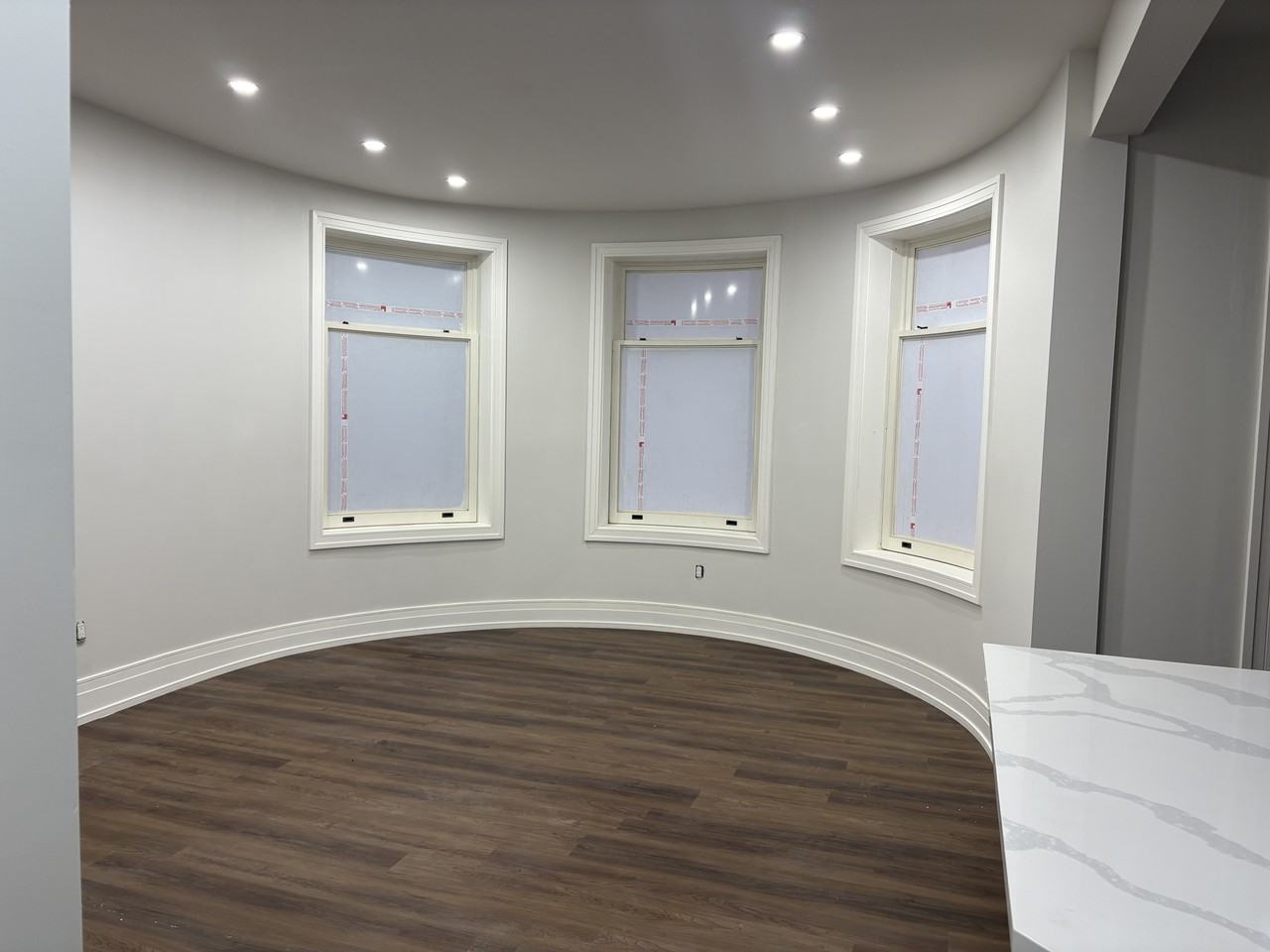 52 4-52 Charlton Avenue West #4 - Photo 2 of 12
