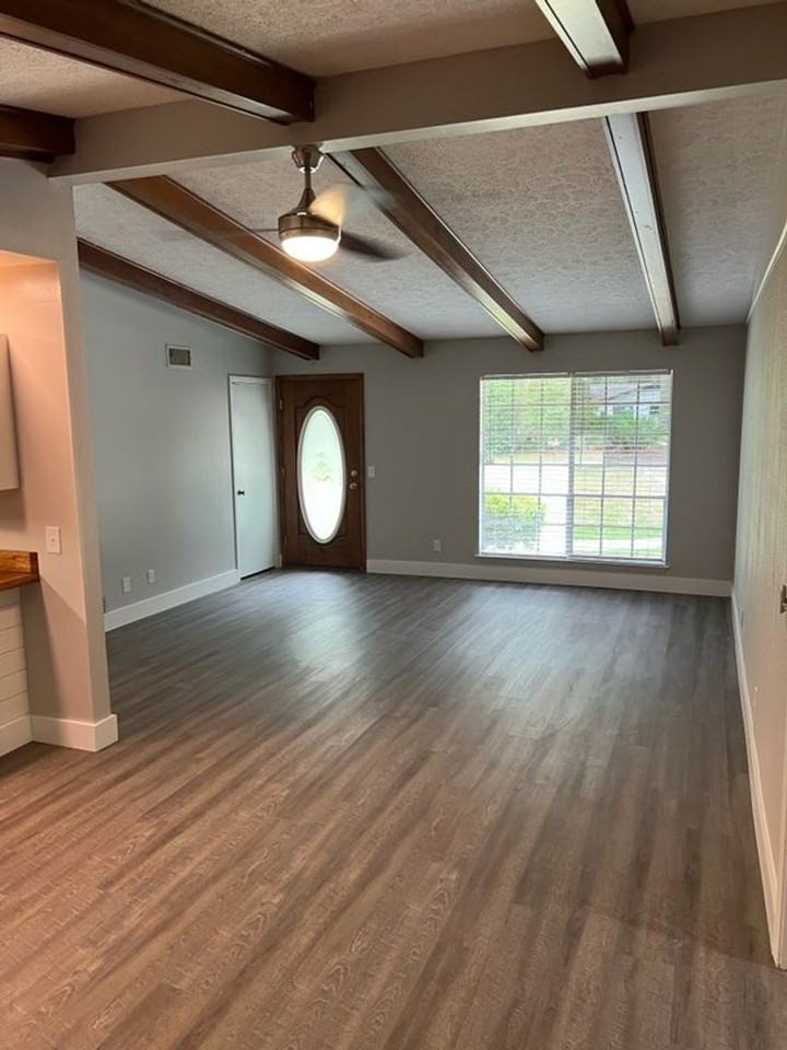 203 Fraser St - Photo 6 of 33