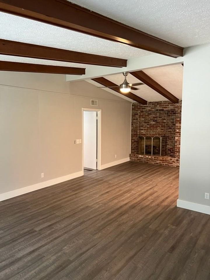 203 Fraser St - Photo 7 of 33