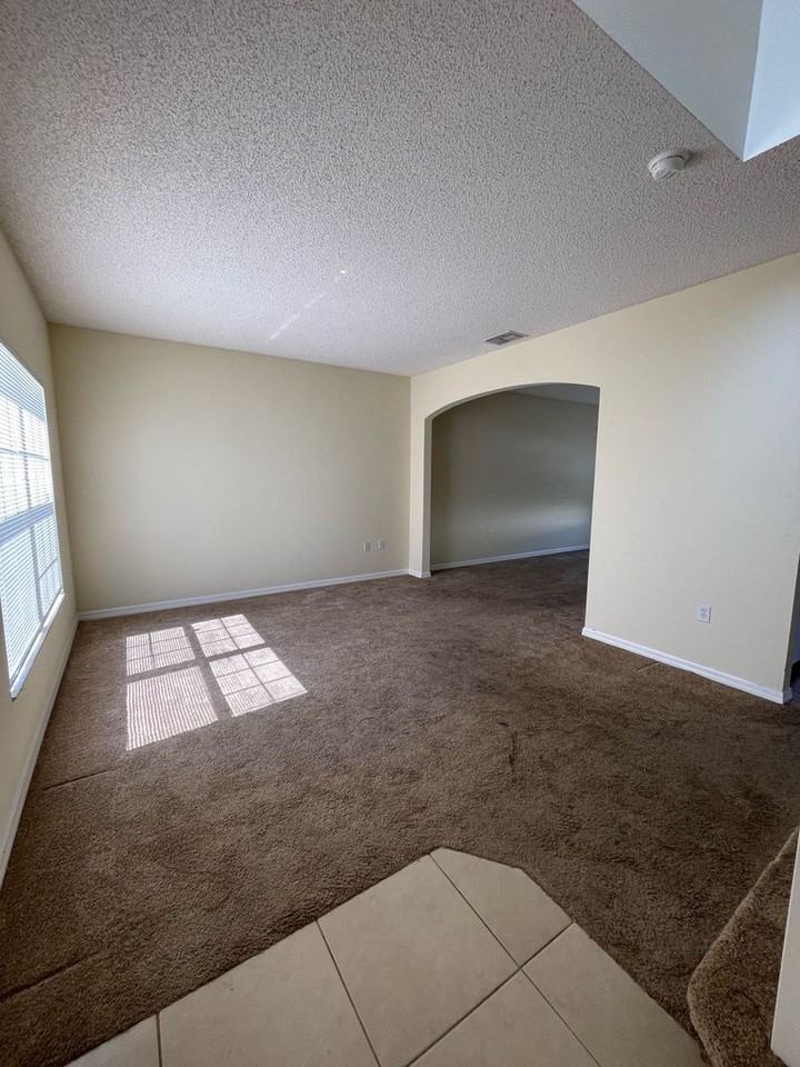 346 Montgomery Ct - Photo 2 of 11