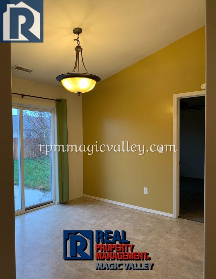 570 Cobra Ct - Photo 3 of 12