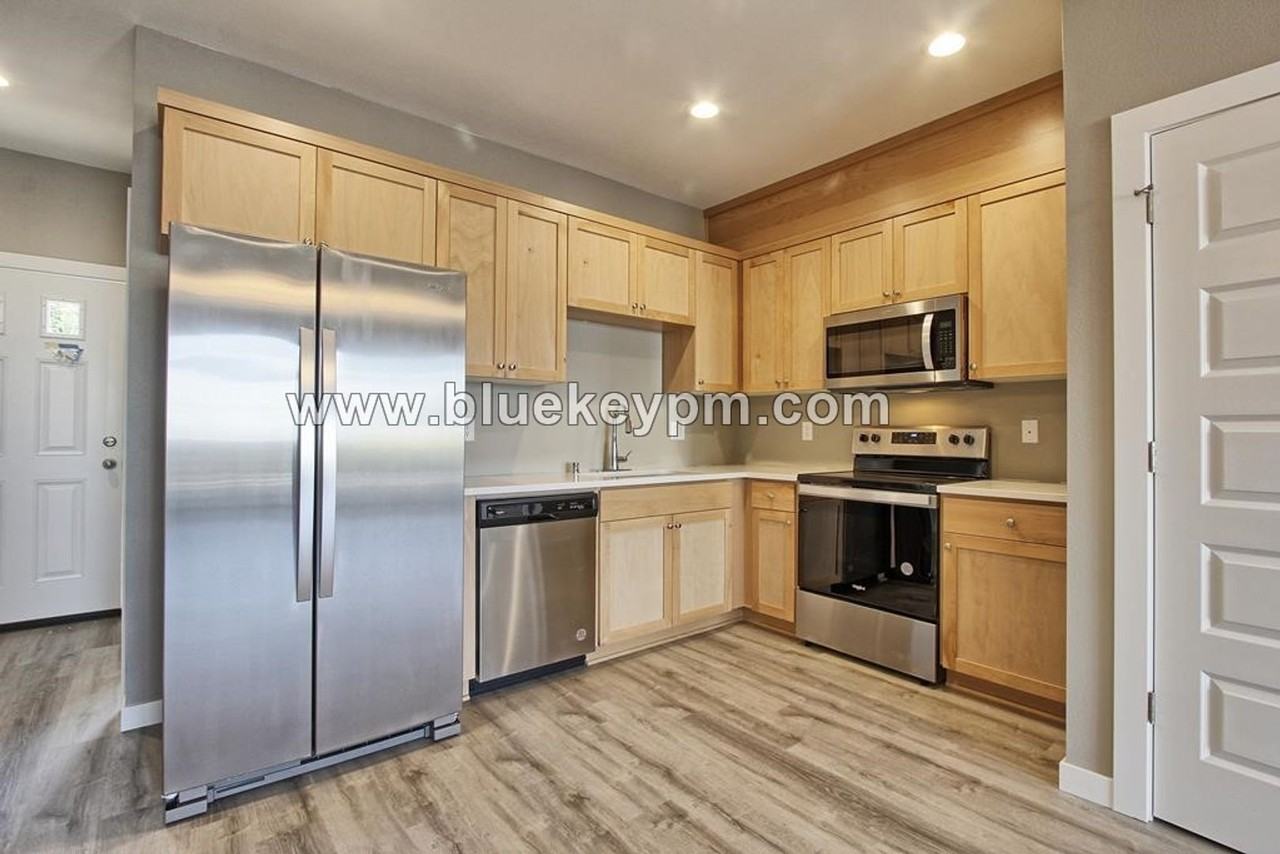 2711 Broadway St - Photo 3 of 12