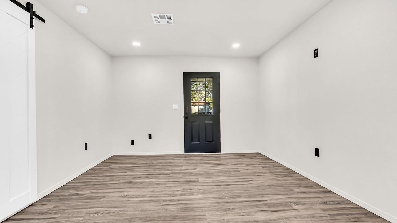 915 C Street Southwest - Photo 3 of 11