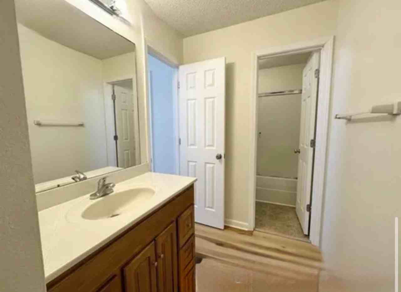 710 Southwest Shadow Glen Drive - Photo 5 of 9