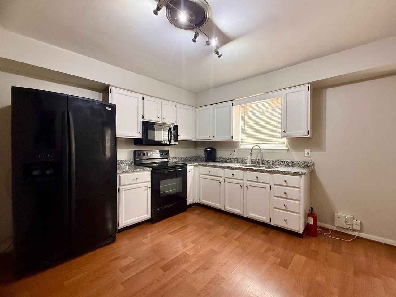 3307 Shasta Ct - Photo 6 of 13