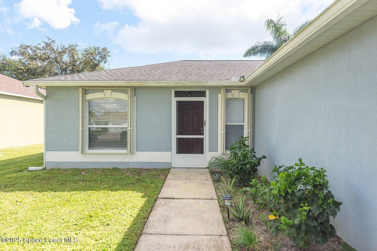 5081 Spinet Dr - Photo 3 of 32