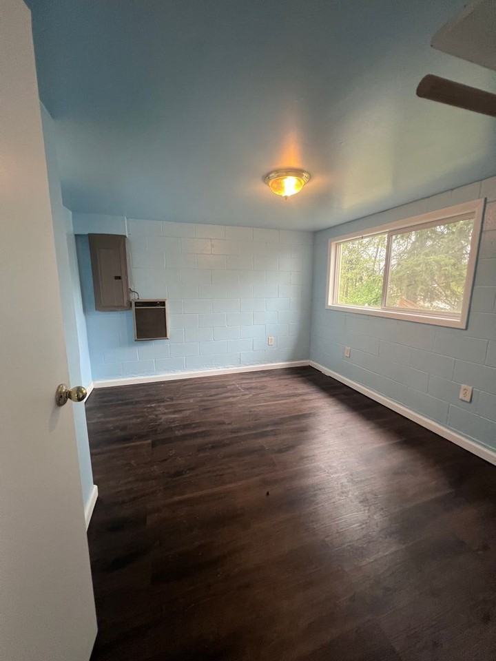 1203 Roosevelt Blvd W - Photo 3 of 5