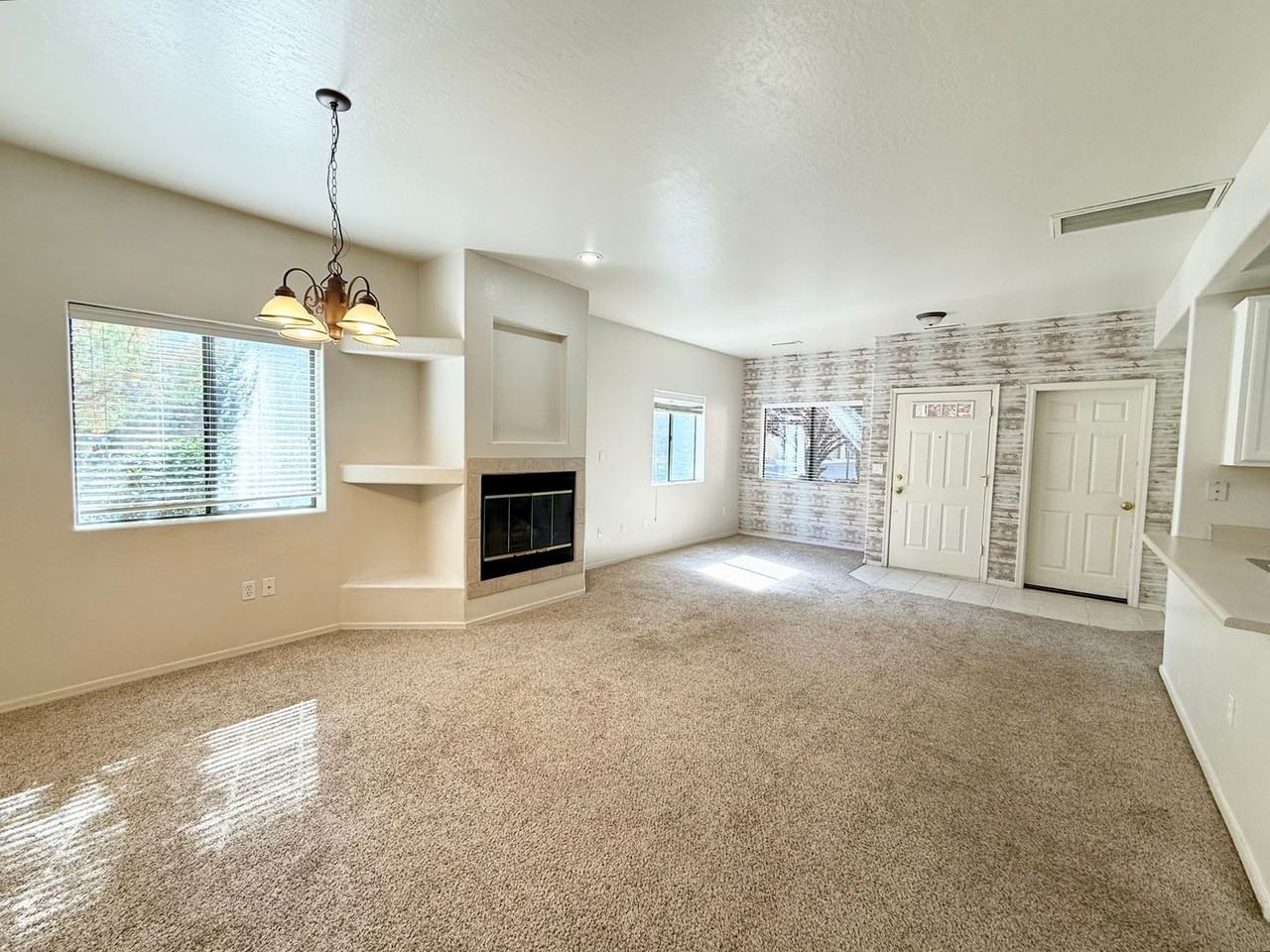 1131 Hughes St - Photo 3 of 14