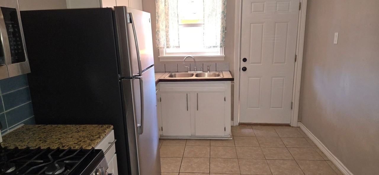 1912 Wood St - Photo 4 of 10