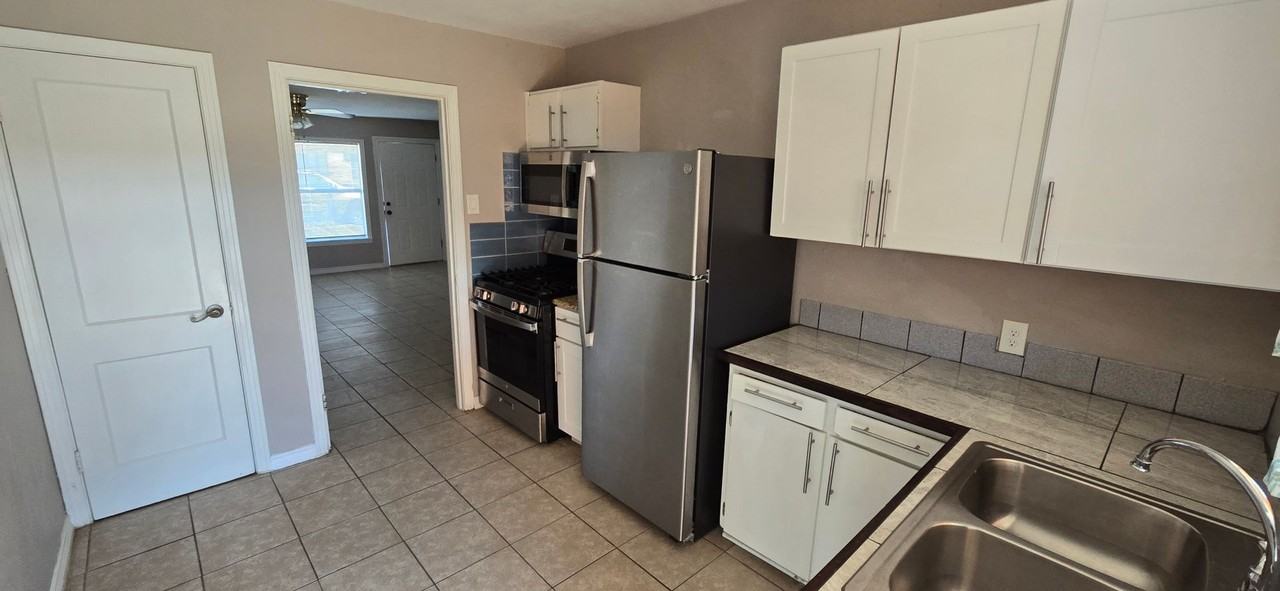 1912 Wood St - Photo 5 of 10