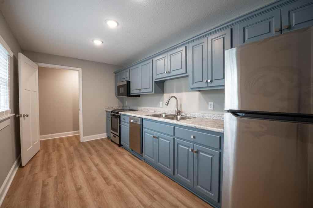 105 South Zetterower Avenue - Photo 3 of 8