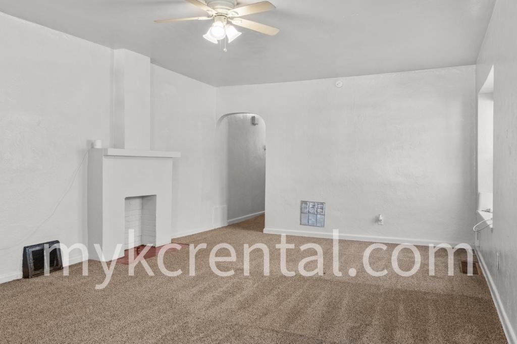 1131 Hasbrook Ave - Photo 2 of 18