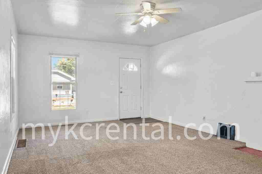 1131 Hasbrook Ave - Photo 3 of 18