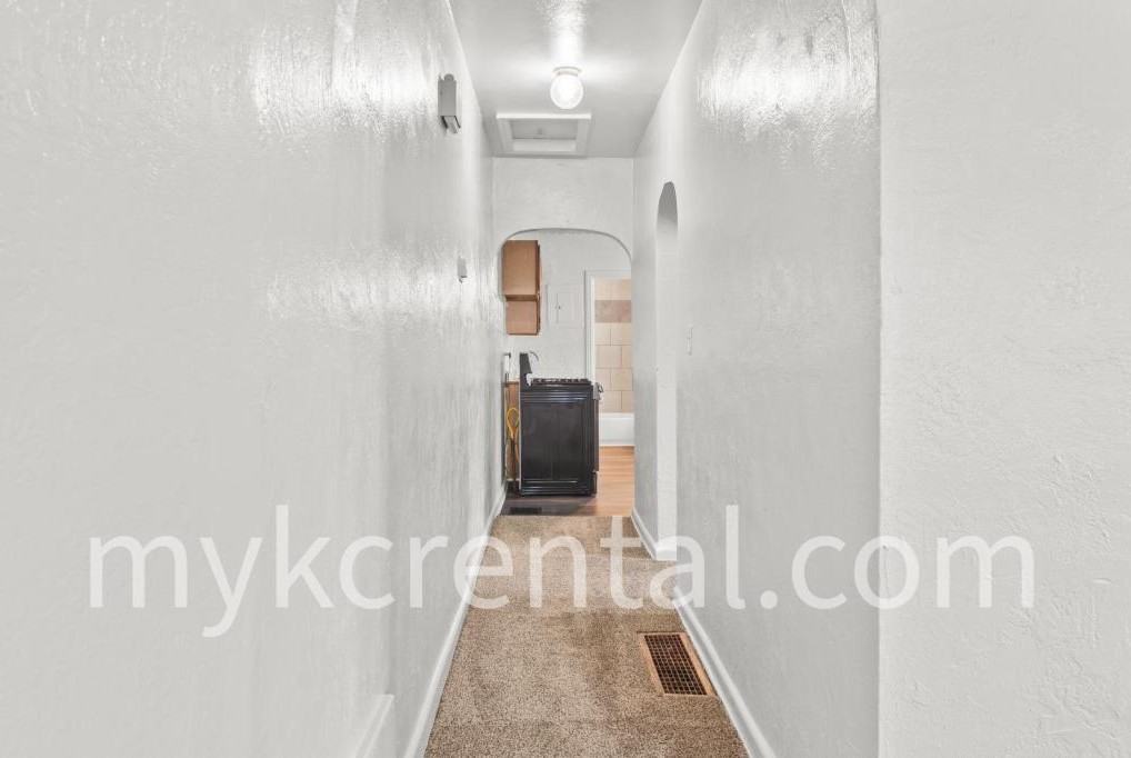 1131 Hasbrook Ave - Photo 4 of 18